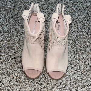 New without tags Beige/Cream ankle booties size 6